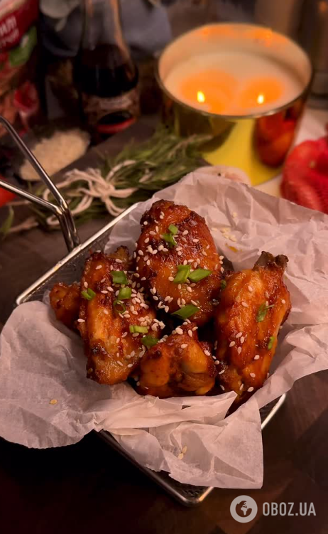 Как вкусно запечь куриные крылья в соусе из меда, йогурта и горчицы: мясо получится очень нежным