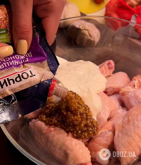 Как вкусно запечь куриные крылья в соусе из меда, йогурта и горчицы: мясо получится очень нежным