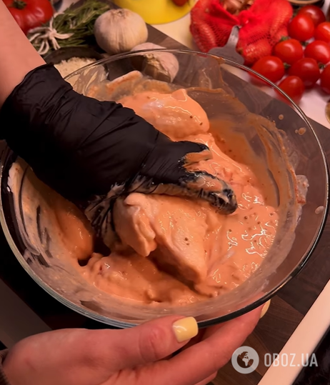 Как вкусно запечь куриные крылья в соусе из меда, йогурта и горчицы: мясо получится очень нежным