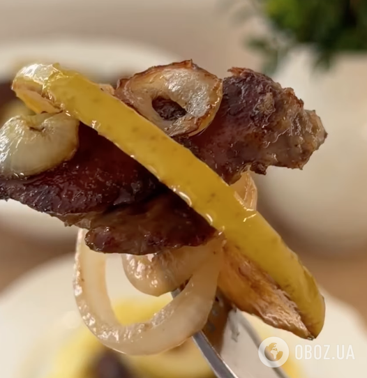 Соковита та м'яка печінка по-берлінськи з яблуком і коньяком: ділимося легким рецептом