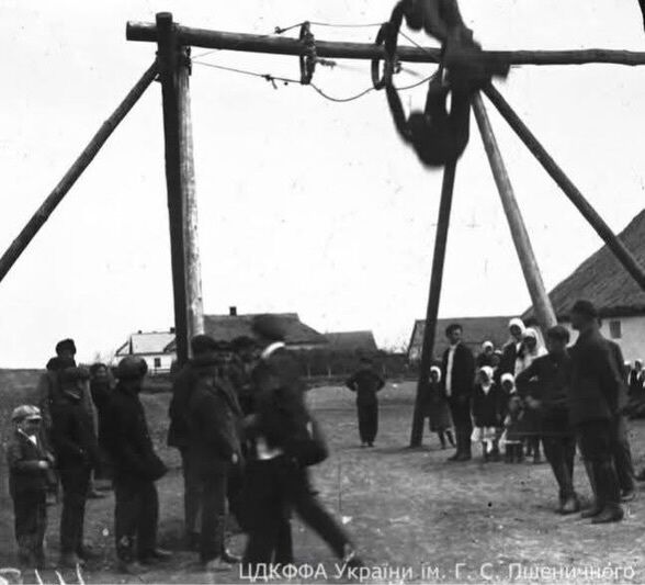 Великодні гойдалки: у мережі показали старе фото традиції з Донеччини