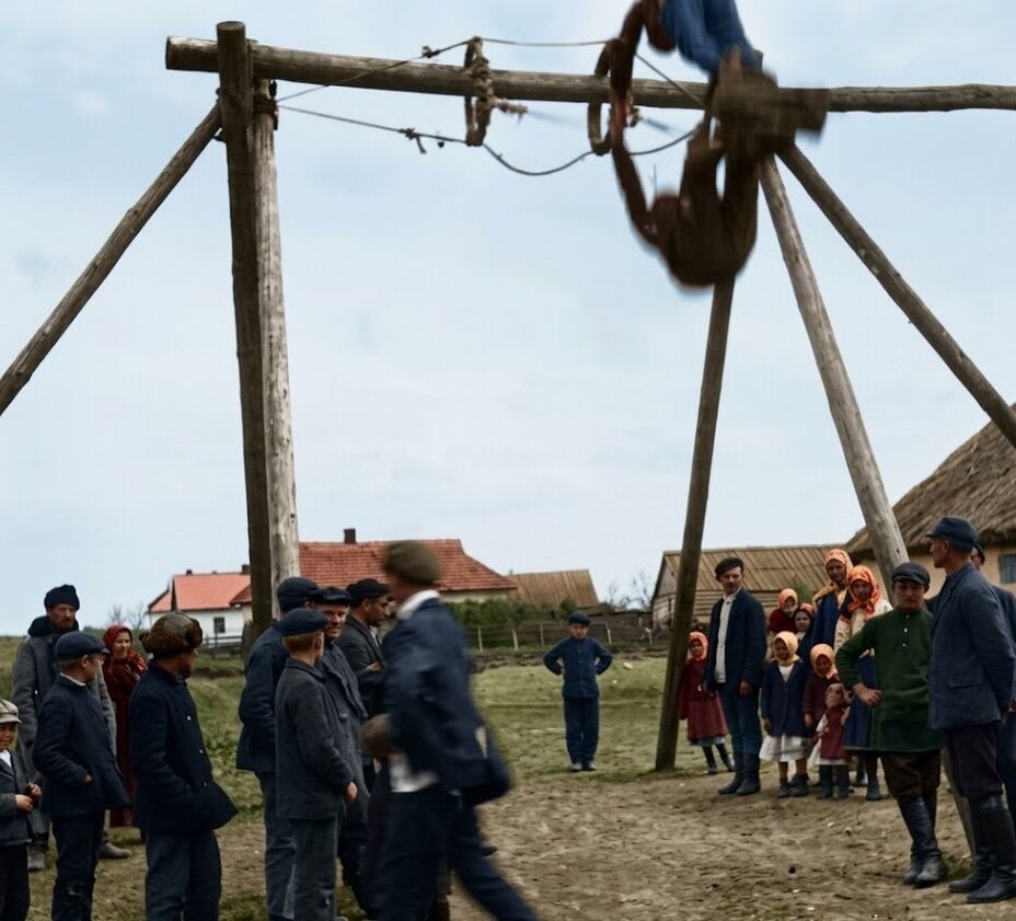 Великодні гойдалки: у мережі показали старе фото традиції з Донеччини