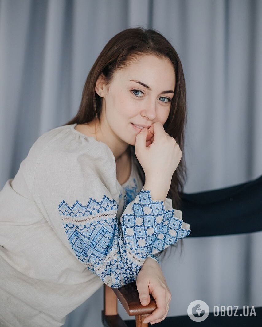 "Думали, що ми живемо в печерах і маємо кнопкові телефони". Зірка "Щедрика" Яна Корольова – про переїзд за кордон, втрату мами і провину росіян