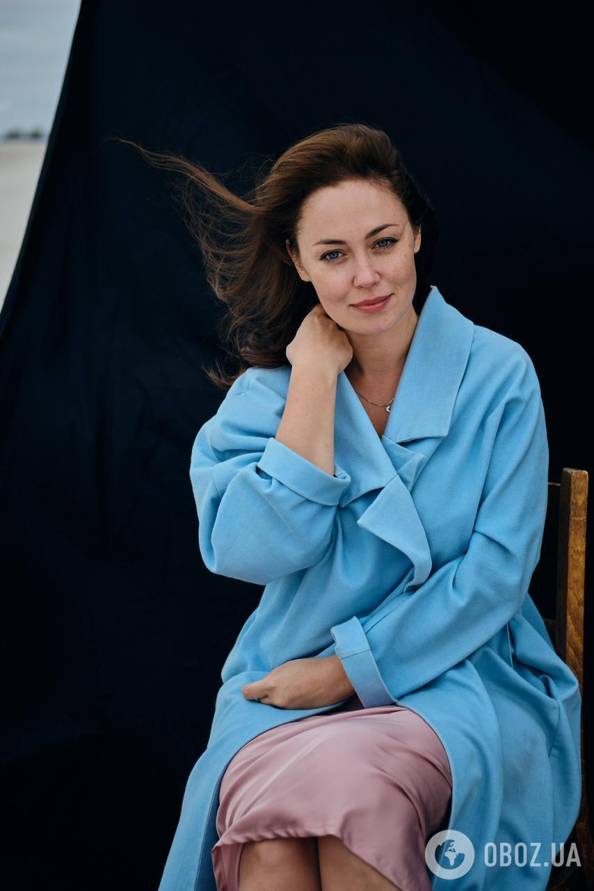 "Думали, що ми живемо в печерах і маємо кнопкові телефони". Зірка "Щедрика" Яна Корольова – про переїзд за кордон, втрату мами і провину росіян