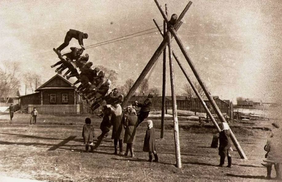 Великодні гойдалки: у мережі показали старе фото традиції з Донеччини