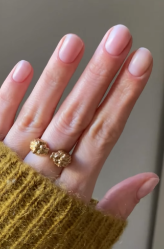 "Розмиті" нігті: як зробити манікюр, що розриває тренди