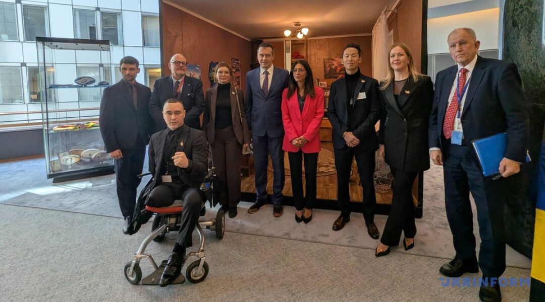 "Пустые кровати": в Европарламенте открыли инсталляцию, посвященную украинским детям, похищенным Россией. Фото