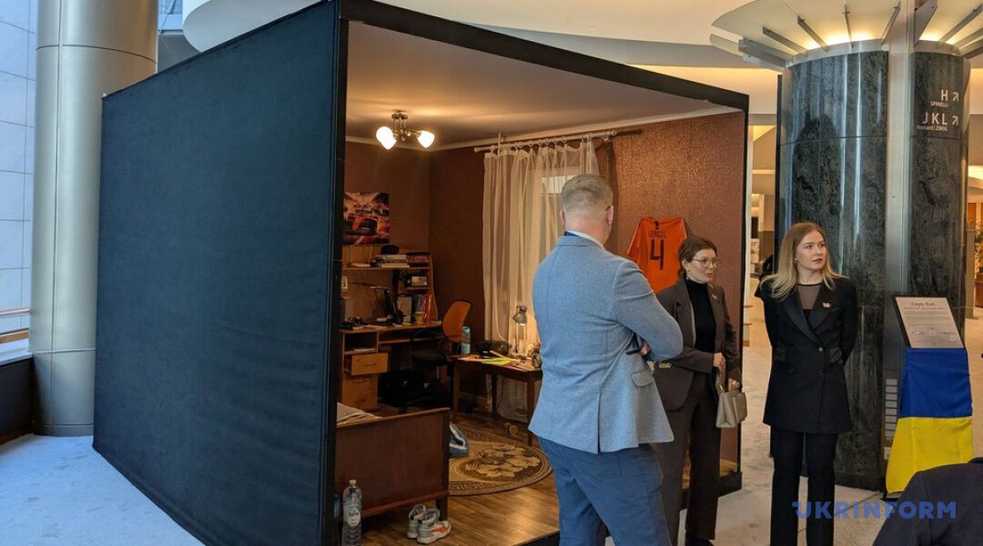 "Пустые кровати": в Европарламенте открыли инсталляцию, посвященную украинским детям, похищенным Россией. Фото