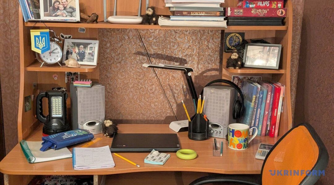 "Пустые кровати": в Европарламенте открыли инсталляцию, посвященную украинским детям, похищенным Россией. Фото