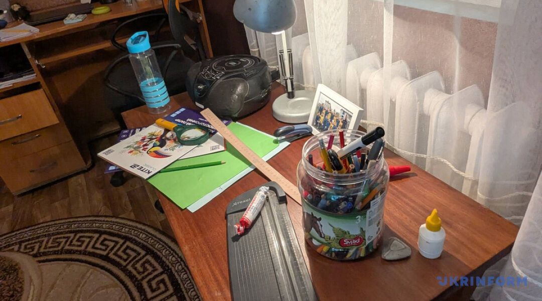 "Пустые кровати": в Европарламенте открыли инсталляцию, посвященную украинским детям, похищенным Россией. Фото