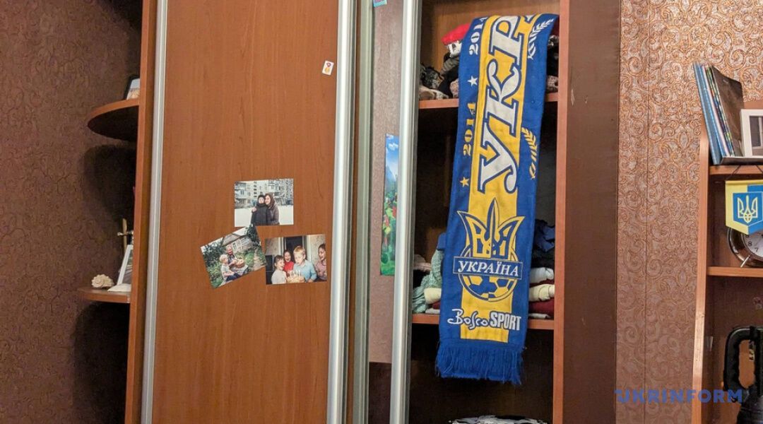 "Пустые кровати": в Европарламенте открыли инсталляцию, посвященную украинским детям, похищенным Россией. Фото