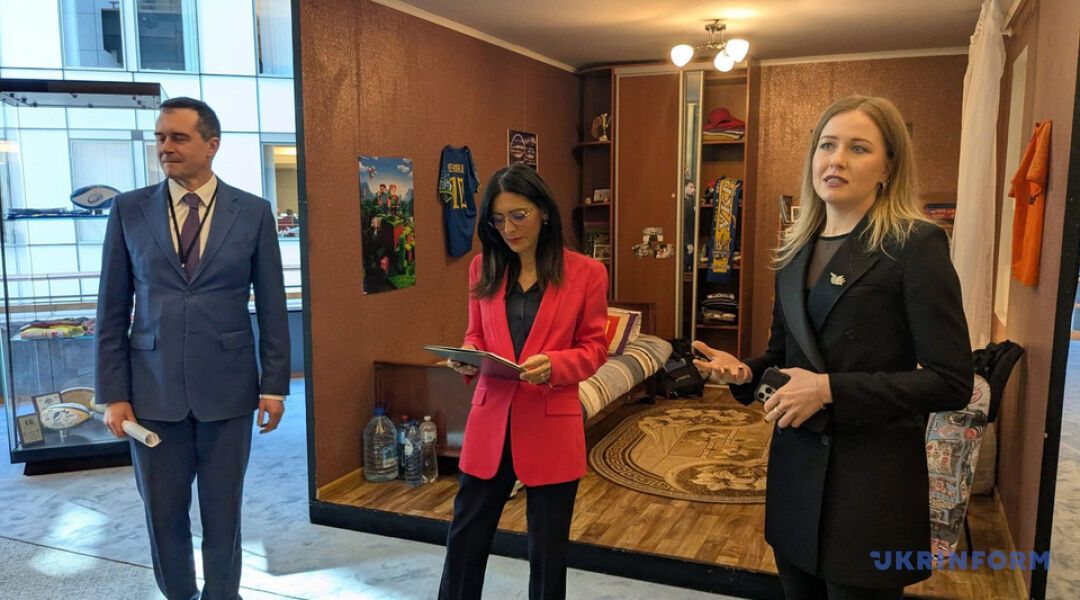 "Пустые кровати": в Европарламенте открыли инсталляцию, посвященную украинским детям, похищенным Россией. Фото