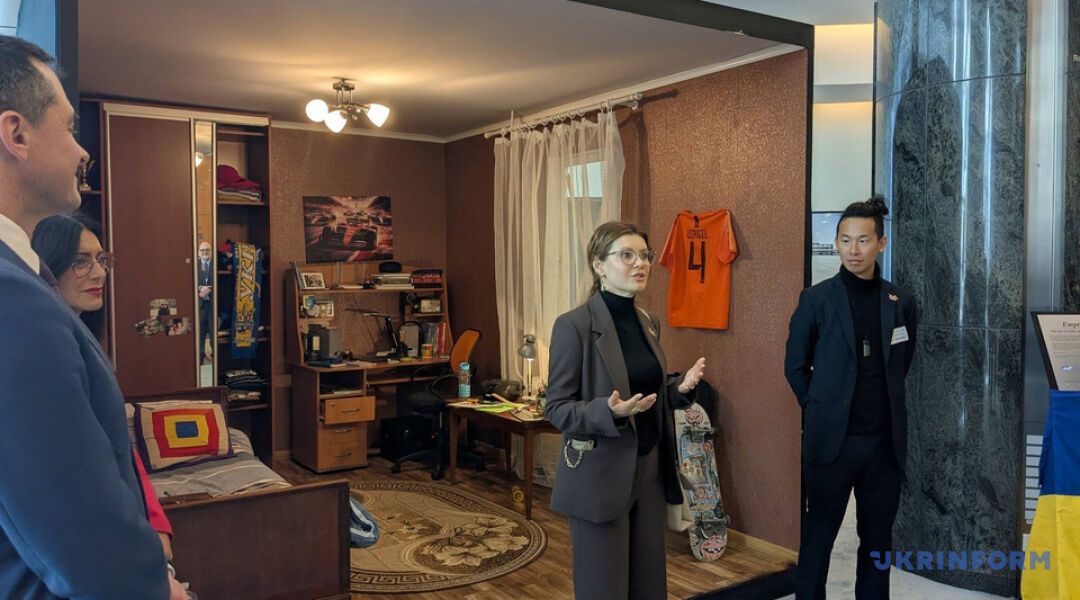 "Пустые кровати": в Европарламенте открыли инсталляцию, посвященную украинским детям, похищенным Россией. Фото