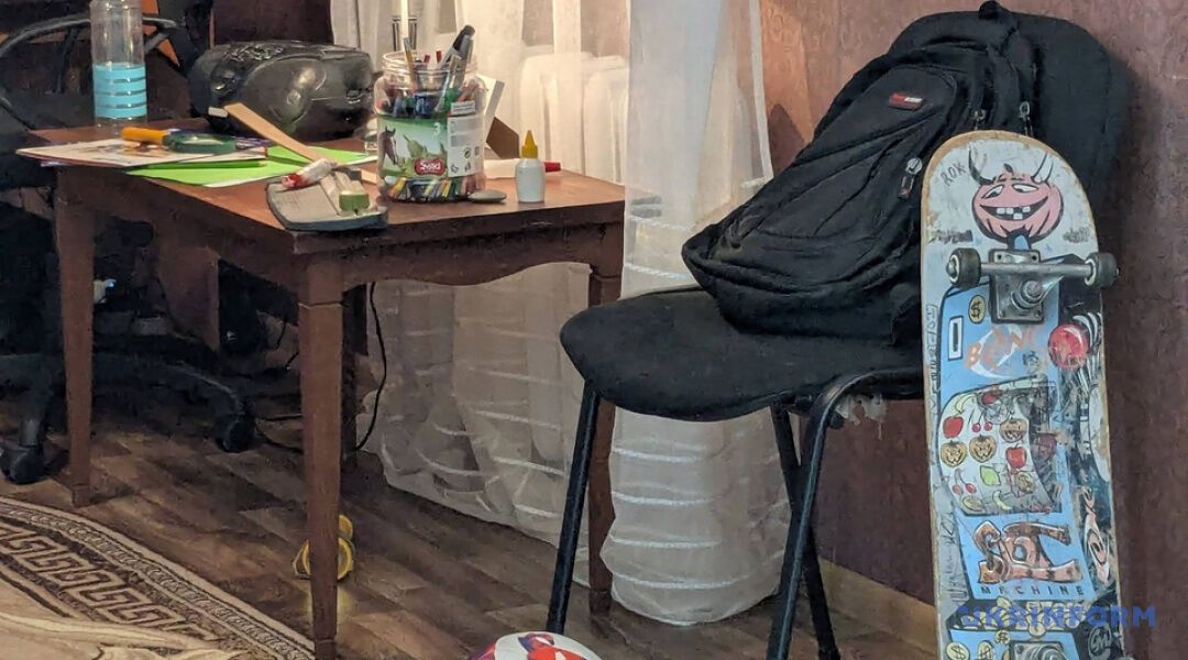 "Пустые кровати": в Европарламенте открыли инсталляцию, посвященную украинским детям, похищенным Россией. Фото