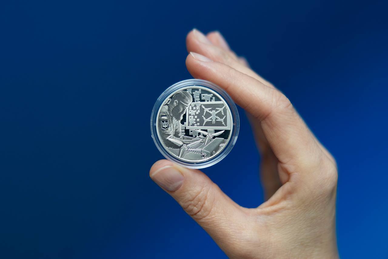 Реверс нової монети "Країна супергероїв. Дякуємо зброярам!"