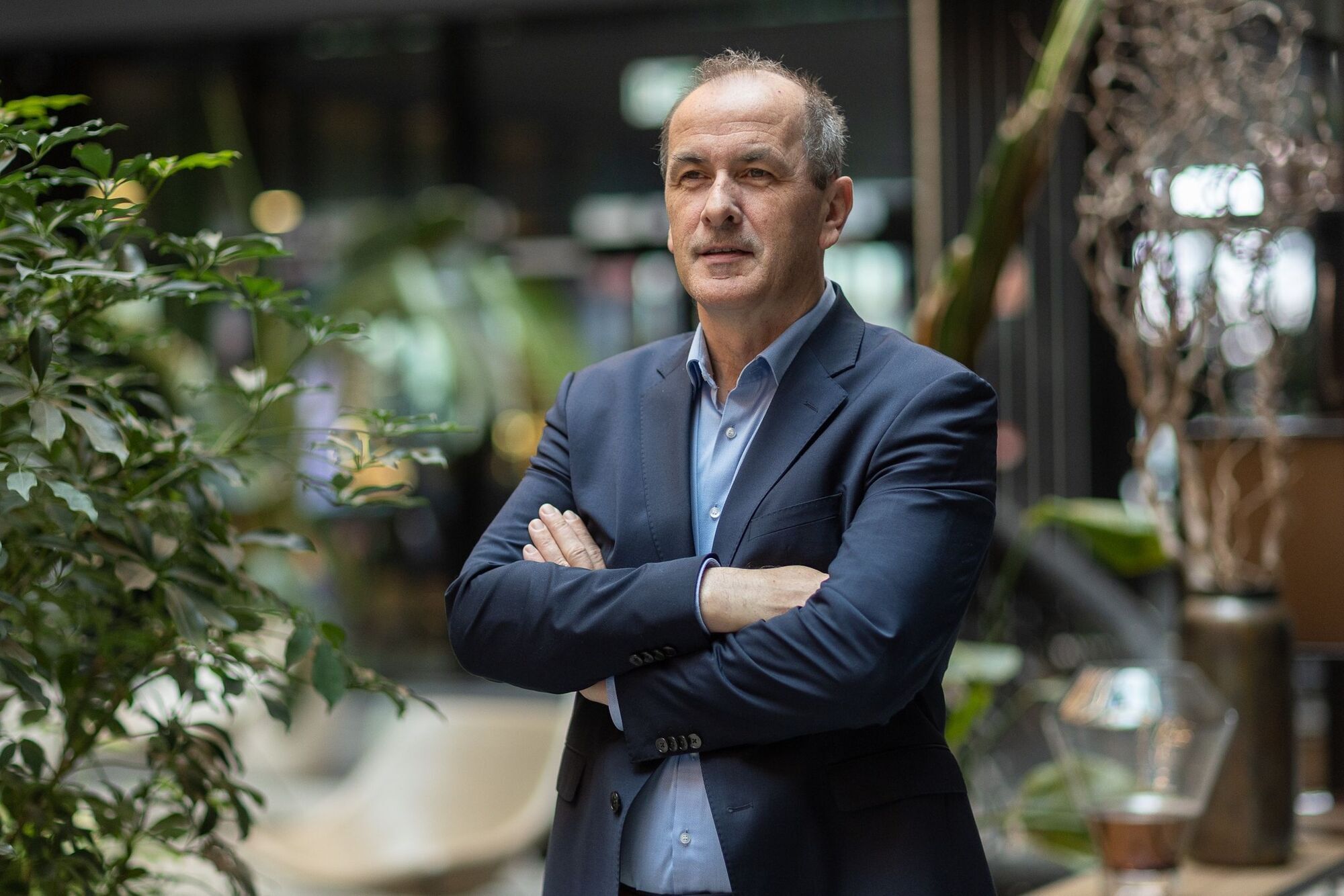 Епічний "танець радості" майбутнього міністра охорони здоров'я Угорщини після фіаско Орбана підкорив соцмережі. Відео