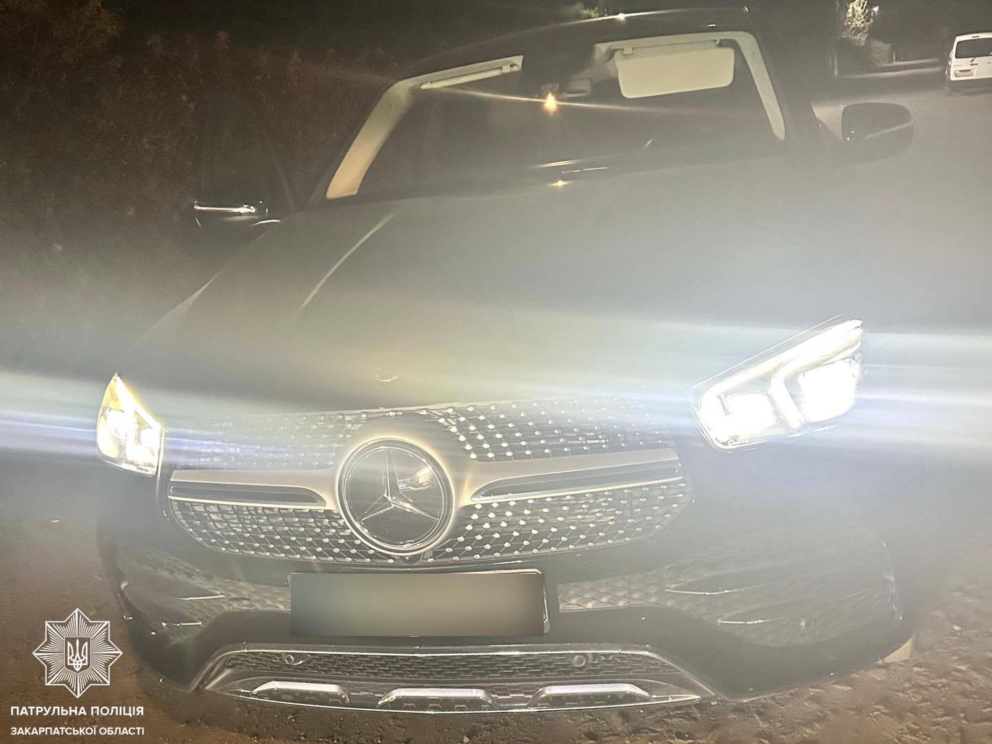 В Ужгороді п’яна водійка, тікаючи від поліції, врізалась у патрульних: чим все скінчилось. Фото