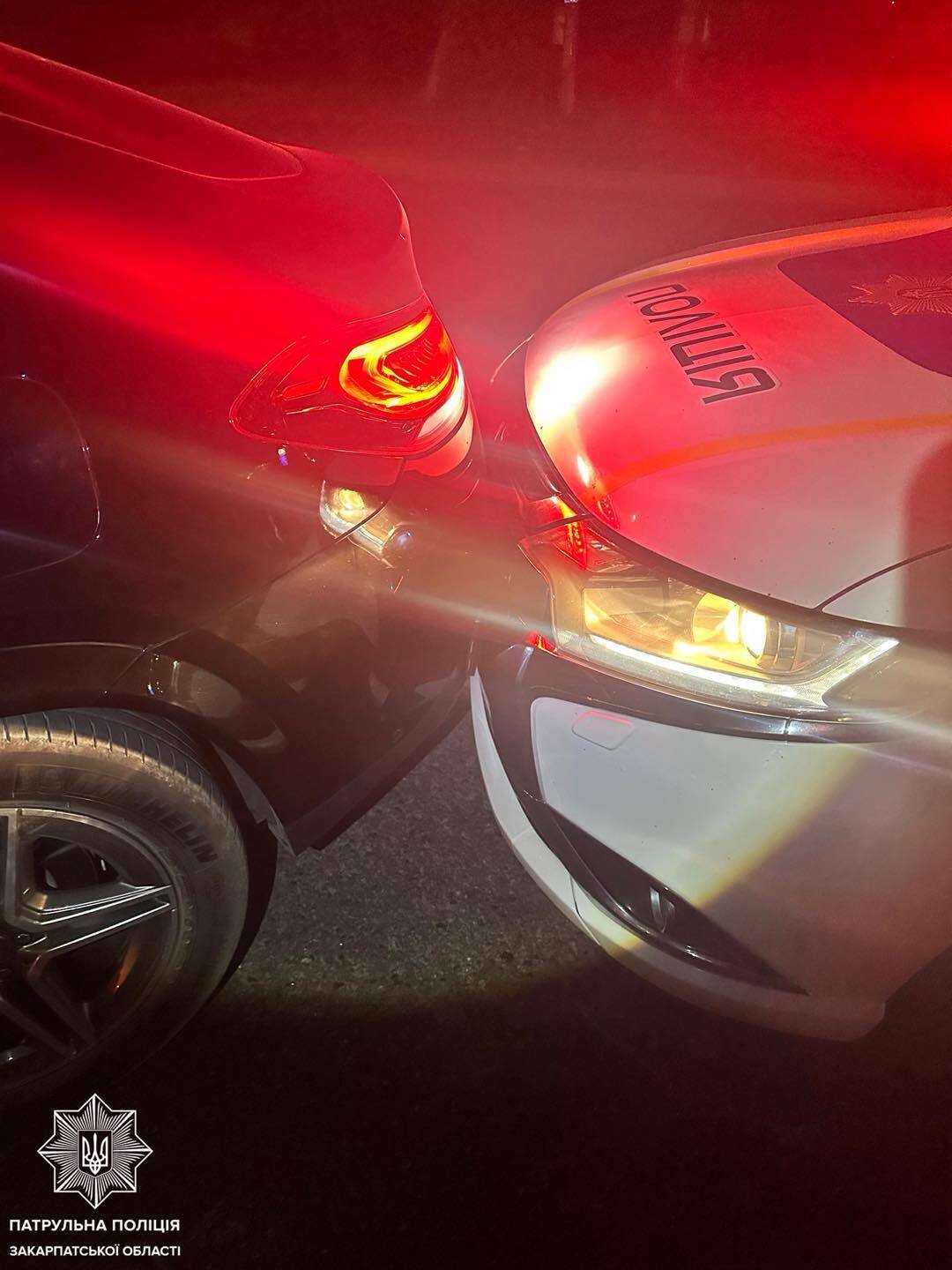 В Ужгороді п’яна водійка, тікаючи від поліції, врізалась у патрульних: чим все скінчилось. Фото
