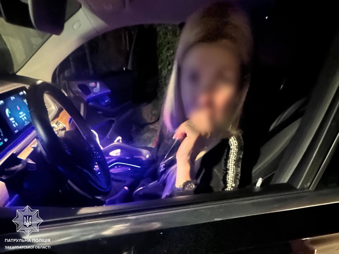 В Ужгороді п’яна водійка, тікаючи від поліції, врізалась у патрульних: чим все скінчилось. Фото