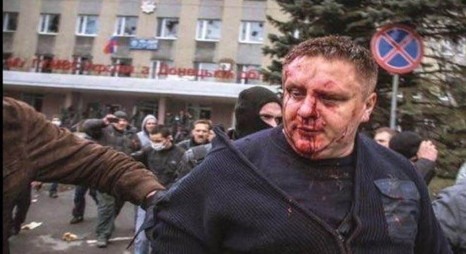 "Доводить відданість  вчинками": у мережі пригадали, як Андрій Крищенко у 2014 році зірвав триколор у Горлівці і відбивався від загарбників. Відео