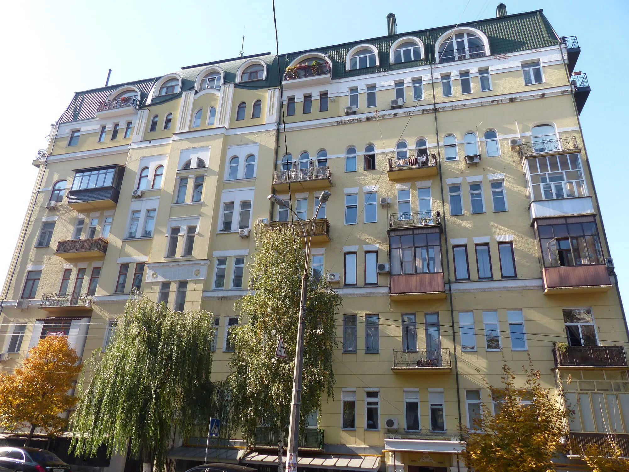 Будинок, в якому є квартири у дітей Тісленка