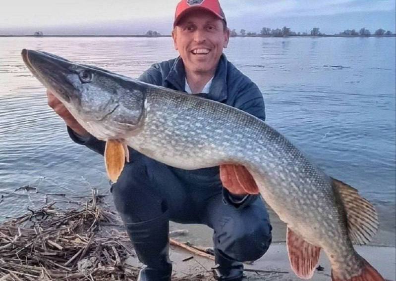 В Днепре рыбак поймал "трофейную" щуку весом более 6 кг. Фото