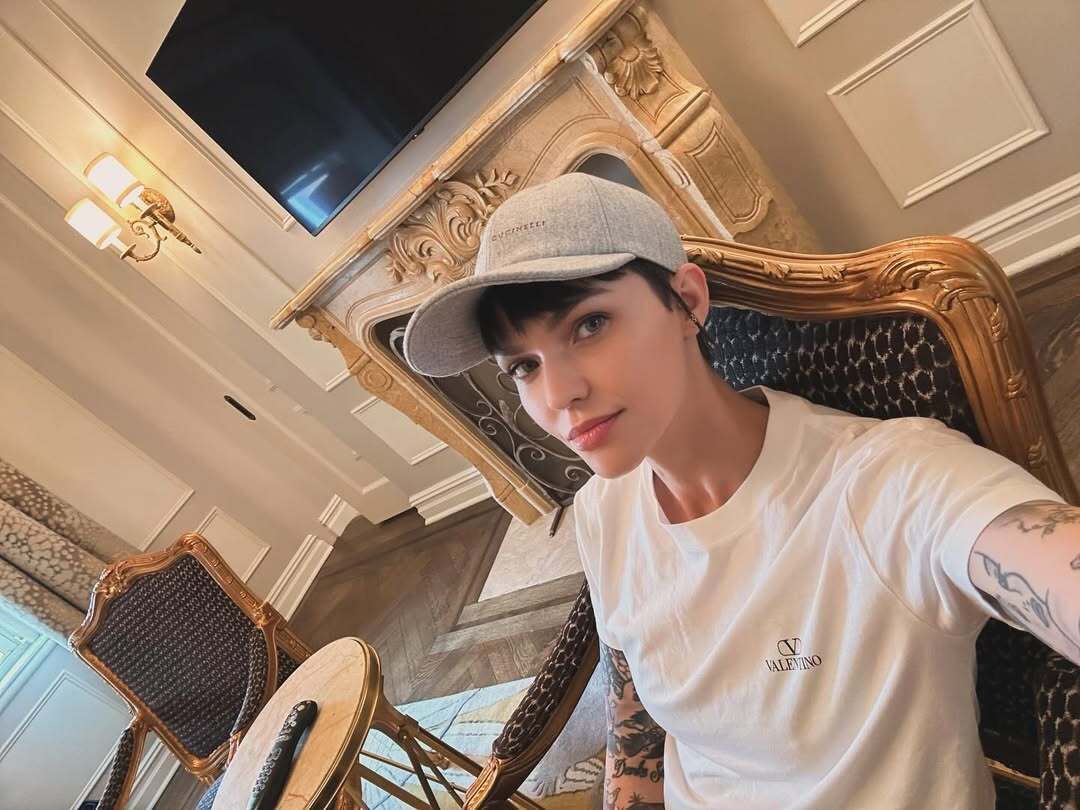 Известная актриса-лесбиянка обвинила Кэти Перри в сексуальных домогательствах на вечеринке: у певицы отреагировали на скандал