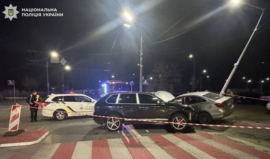 В Киеве пьяный водитель Porsche на Оболони устроил массовое ДТП: среди пострадавших есть дети. Фото и видео