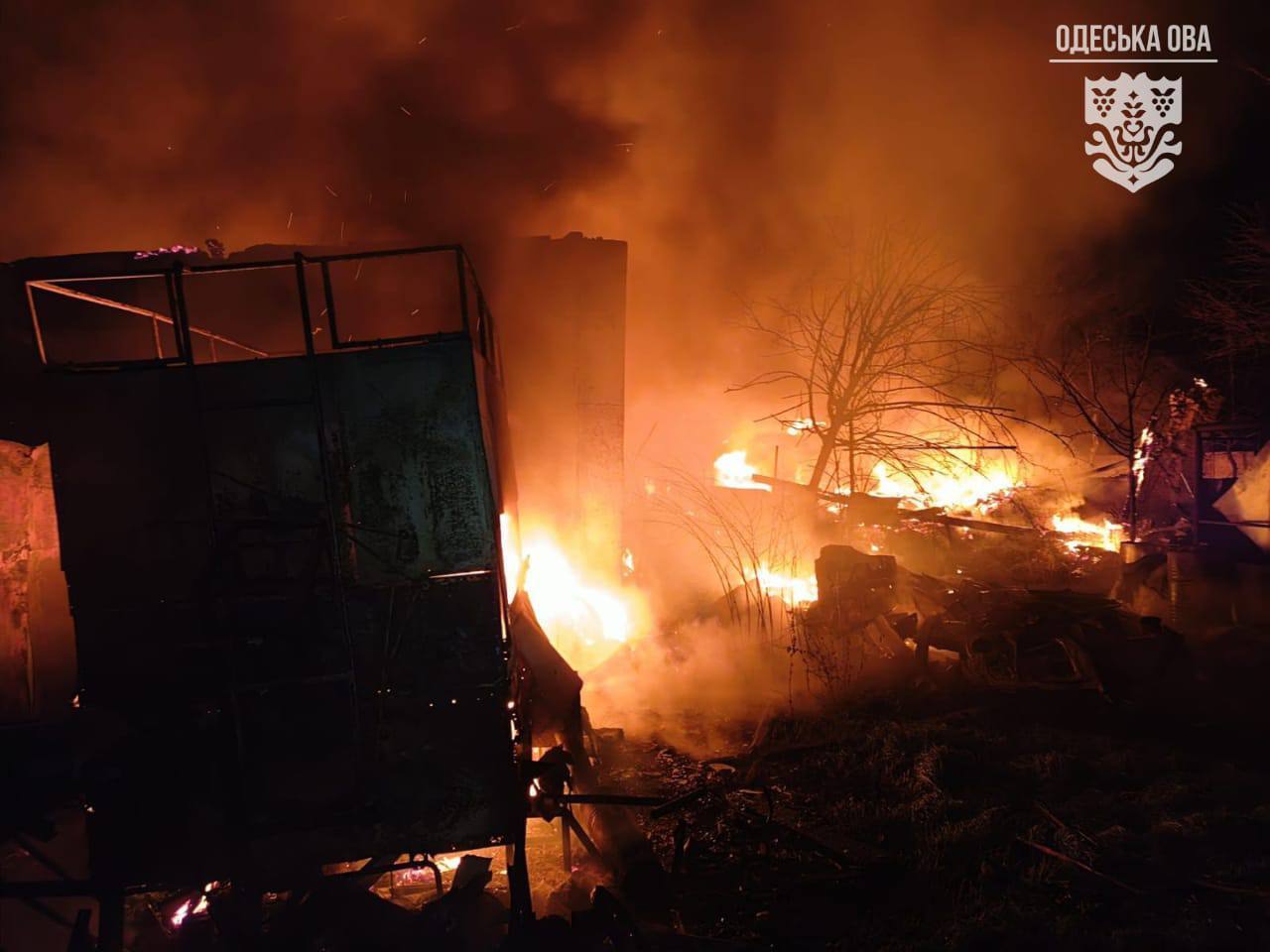 Россия массированно атаковала юг Одесщины: повреждено гражданское судно под флагом Панамы, разрушено СТО. Фото и видео