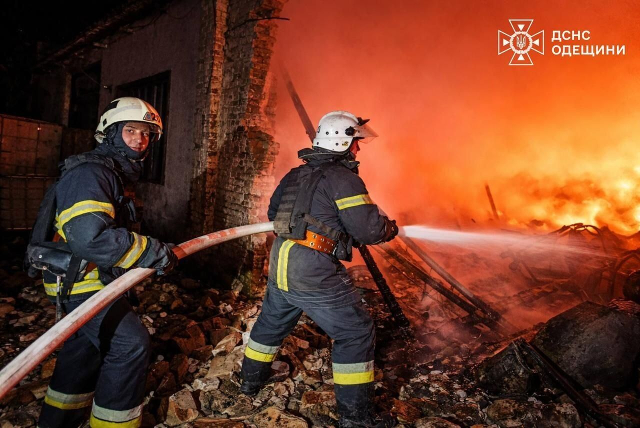 Россия массированно атаковала юг Одесщины: повреждено гражданское судно под флагом Панамы, разрушено СТО. Фото и видео