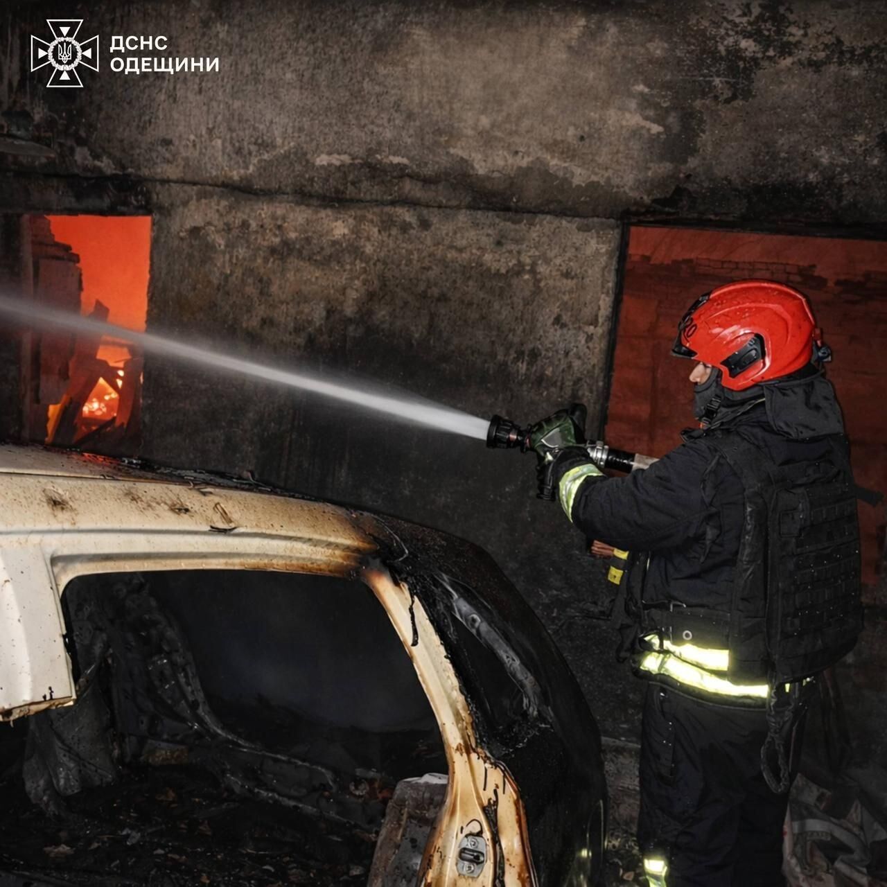 Россия массированно атаковала юг Одесщины: повреждено гражданское судно под флагом Панамы, разрушено СТО. Фото и видео