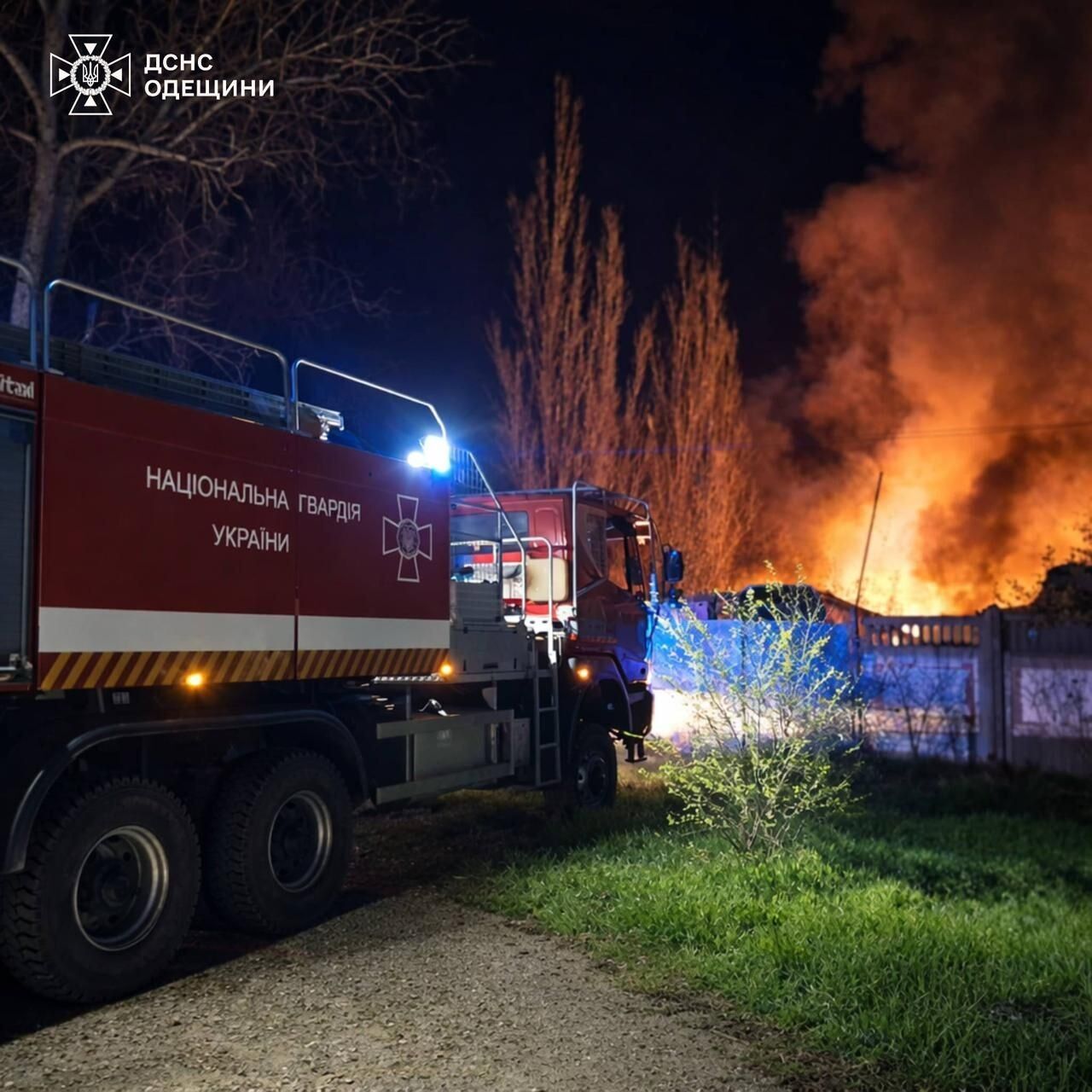 Россия массированно атаковала юг Одесщины: повреждено гражданское судно под флагом Панамы, разрушено СТО. Фото и видео
