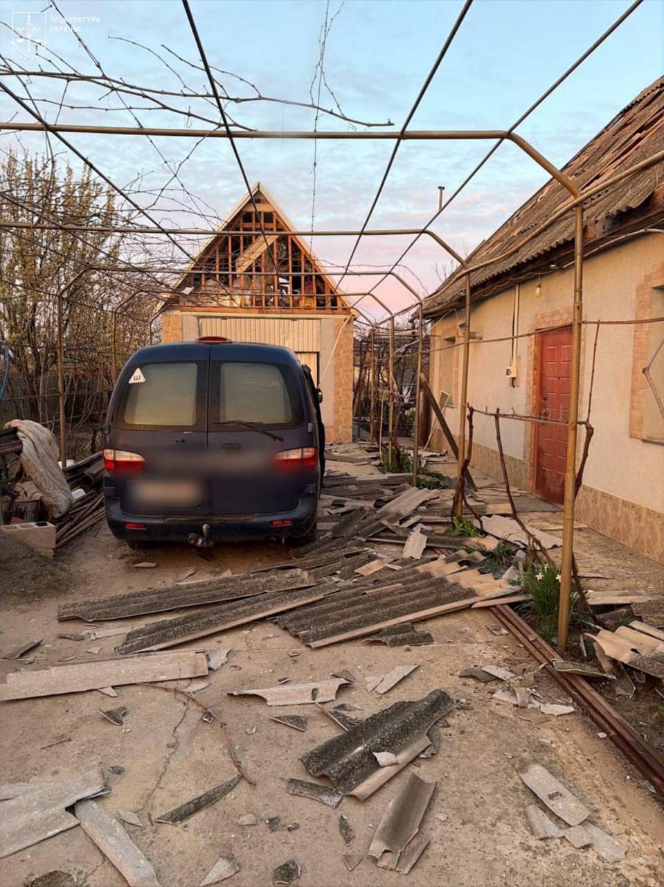 Росія масовано атакувала південь Одещини: пошкоджено цивільне судно під прапором Панами, зруйновано СТО. Фото та відео