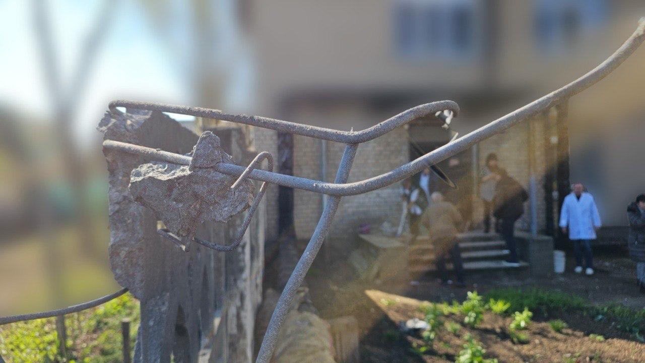 Окупанти атакували лікарню в Херсоні: постраждали четверо медиків. Фото