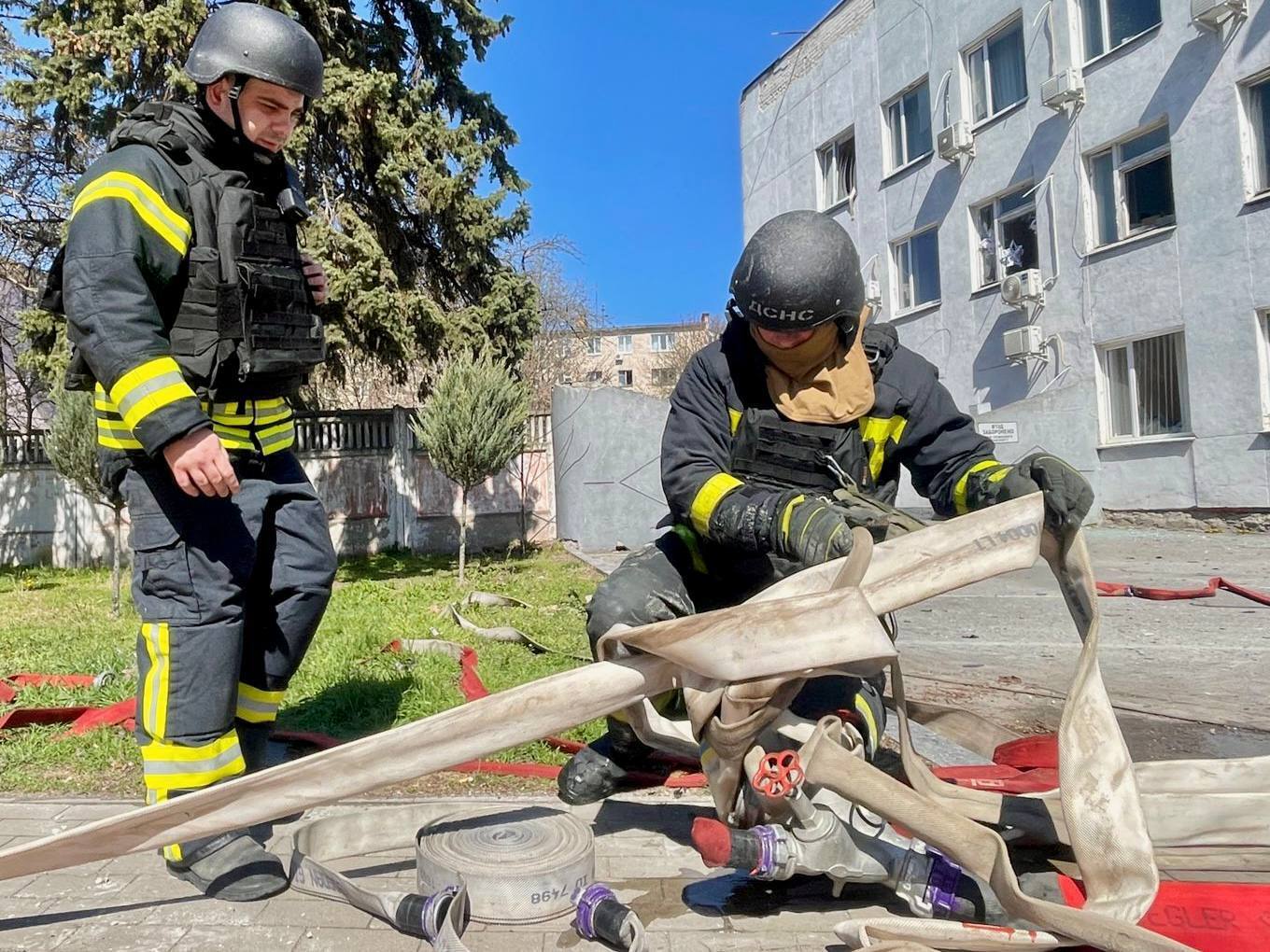 Оккупанты ударили по Чернигову: есть попадания по админзданиям и пострадавшие. Фото