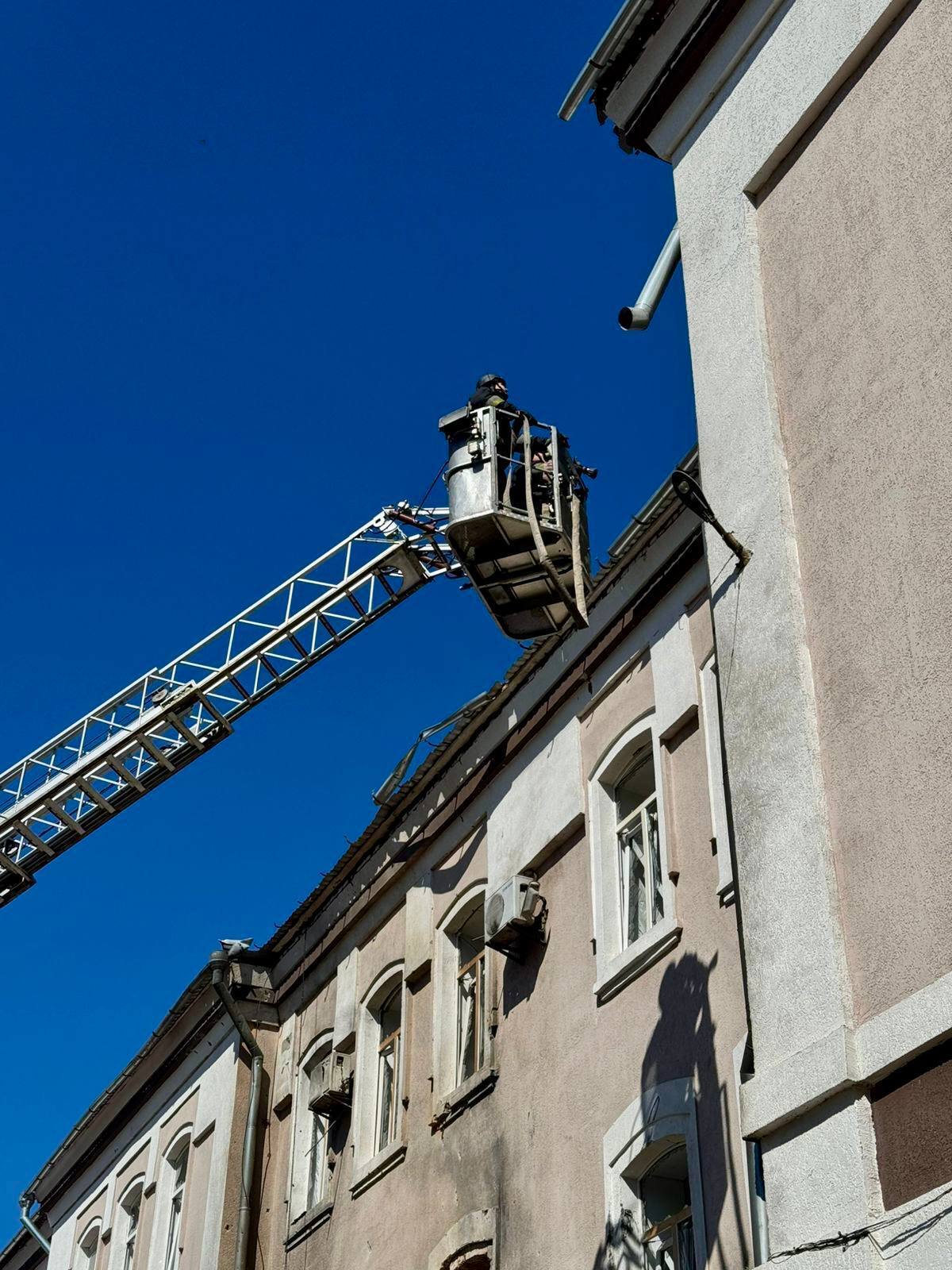 Оккупанты ударили по Чернигову: есть попадания по админзданиям и пострадавшие. Фото