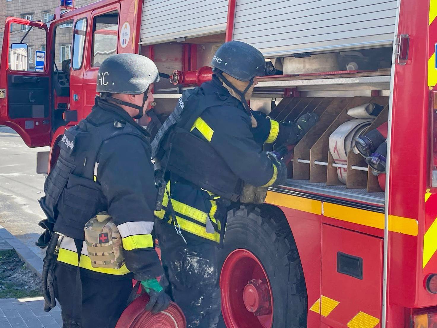 Оккупанты ударили по Чернигову: есть попадания по админзданиям и пострадавшие. Фото