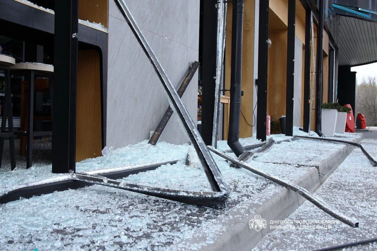 Росія завдала удару по Дніпру: п'ятеро людей загинули, 25 дістали поранень. Фото і відео