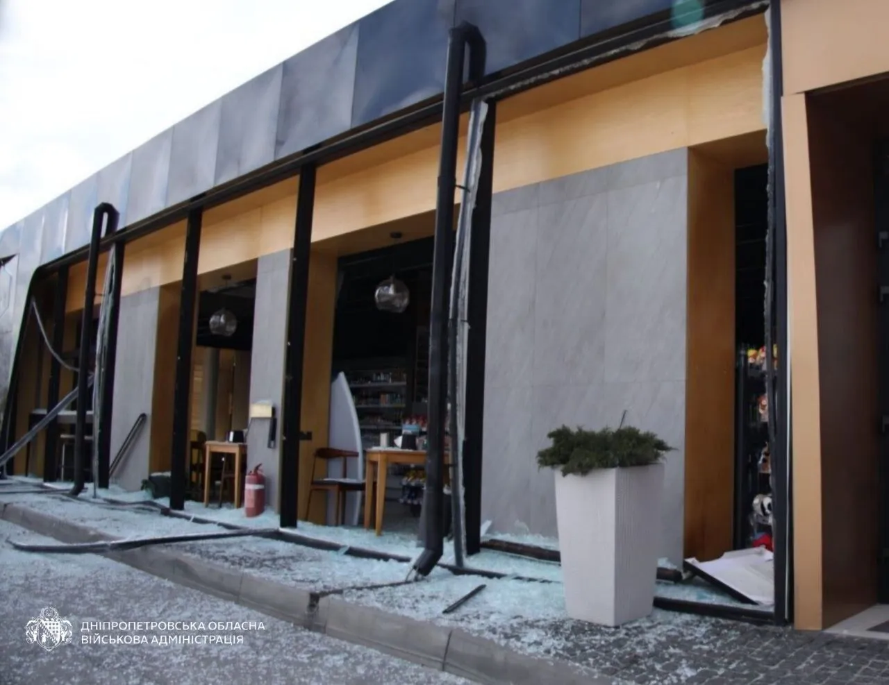 Росія завдала удару по Дніпру: п'ятеро людей загинули, 25 дістали поранень. Фото і відео