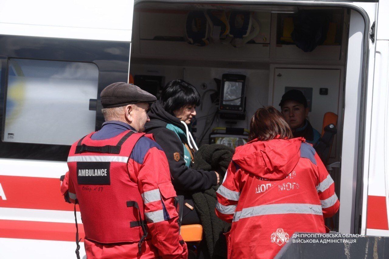 Росія завдала удару по Дніпру: п'ятеро людей загинули, 25 дістали поранень. Фото і відео