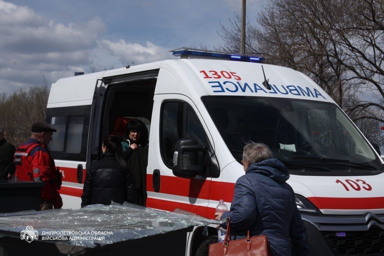 Росія завдала удару по Дніпру: п'ятеро людей загинули, 25 дістали поранень. Фото і відео