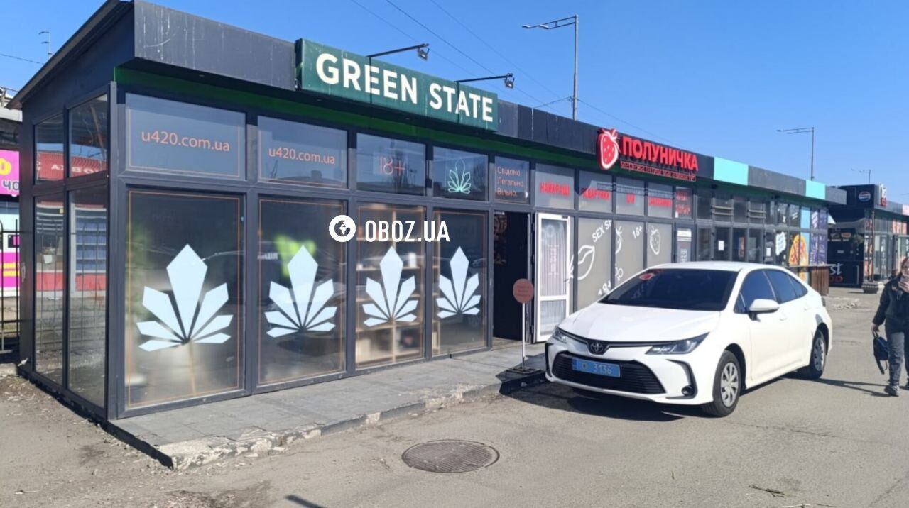 У Києві поліцейські прийшли з перевірками у скандальні магазини U420, де продають психотропи. Фото та подробиці