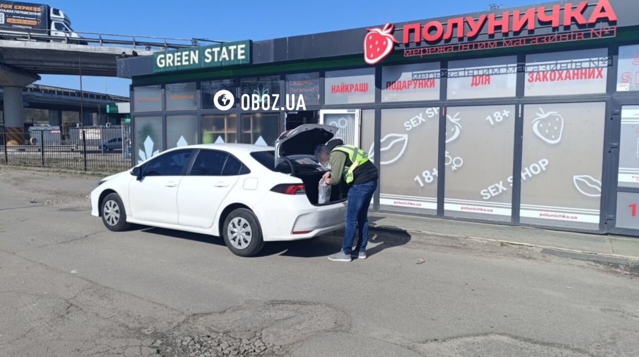 У Києві поліцейські прийшли з перевірками у скандальні магазини U420, де продають психотропи. Фото та подробиці