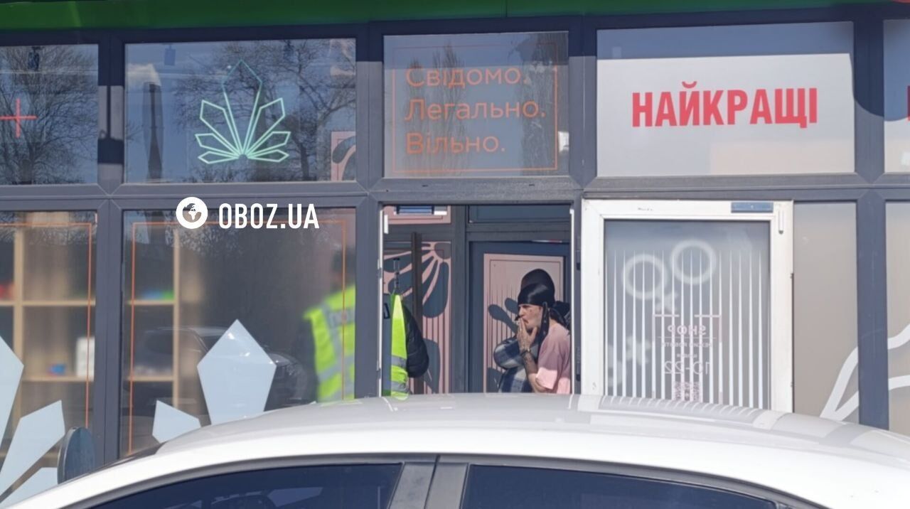 У Києві поліцейські прийшли з перевірками у скандальні магазини U420, де продають психотропи. Фото та подробиці