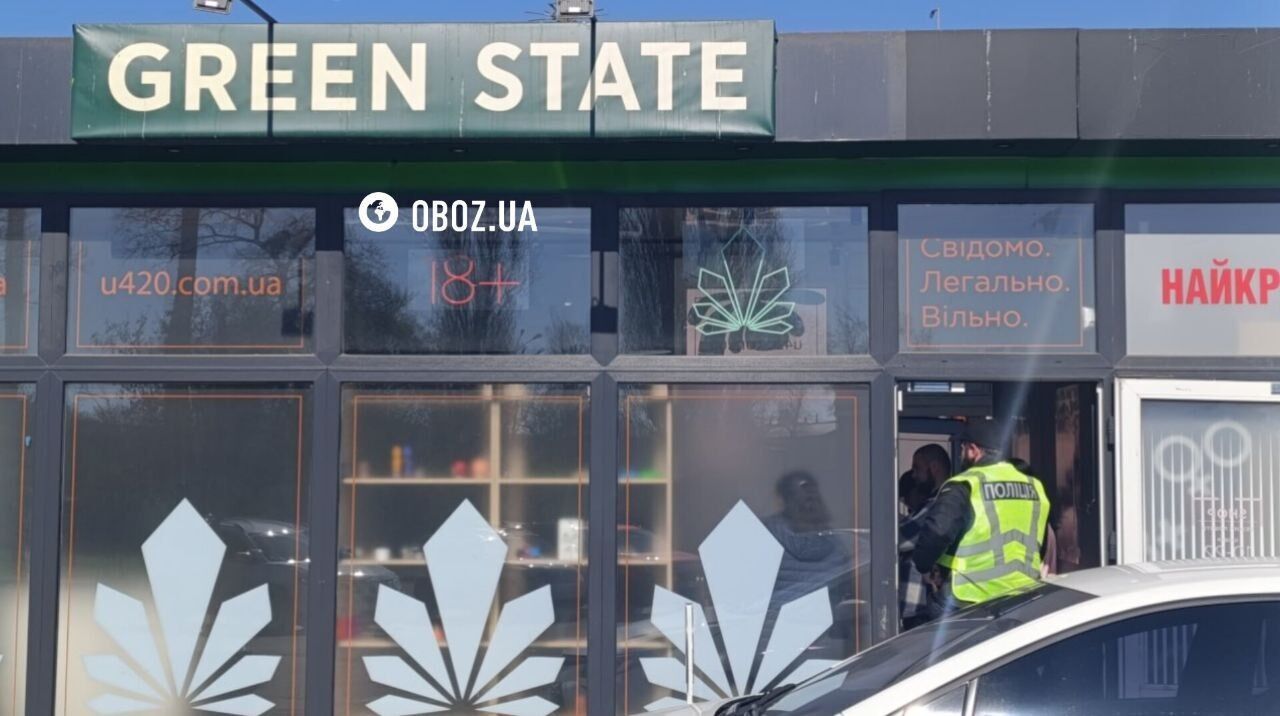 У Києві поліцейські прийшли з перевірками у скандальні магазини U420, де продають психотропи. Фото та подробиці