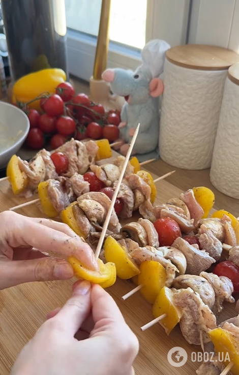 Соковиті курячі шашлички з овочами на шпажках: можна смачно приготувати на обід