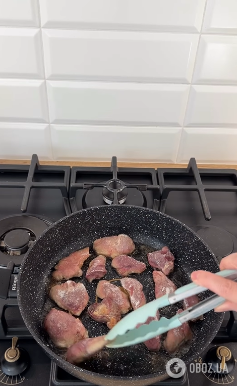 Печінка по-берлінськи з яблуками: можна дуже смачно приготувати на вечерю до картоплі