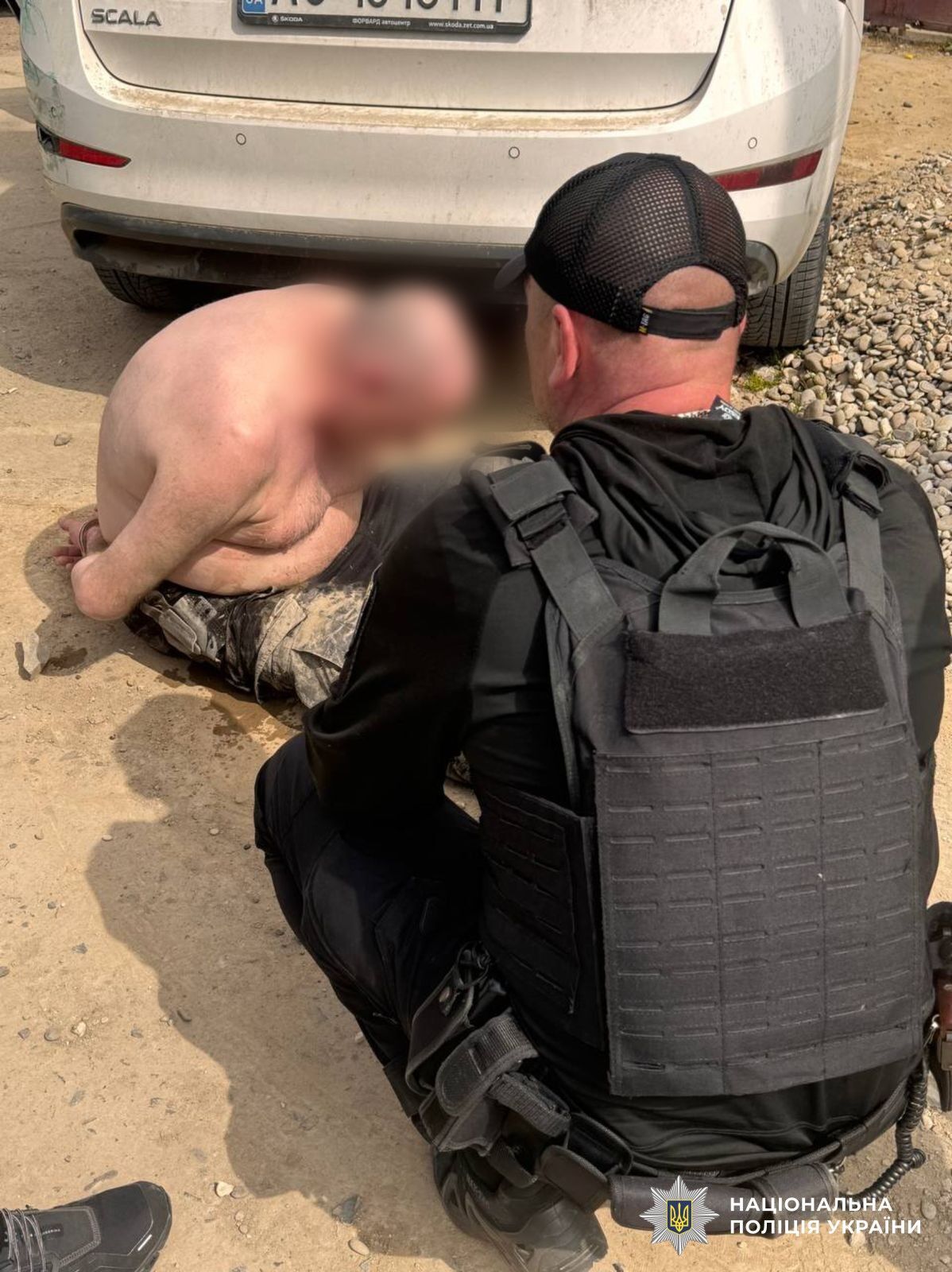 Відкрив вогонь по правоохоронцях: на Закарпатті поліція затримала озброєного викрадача жінки з 3-річною дитиною. Фото та відео