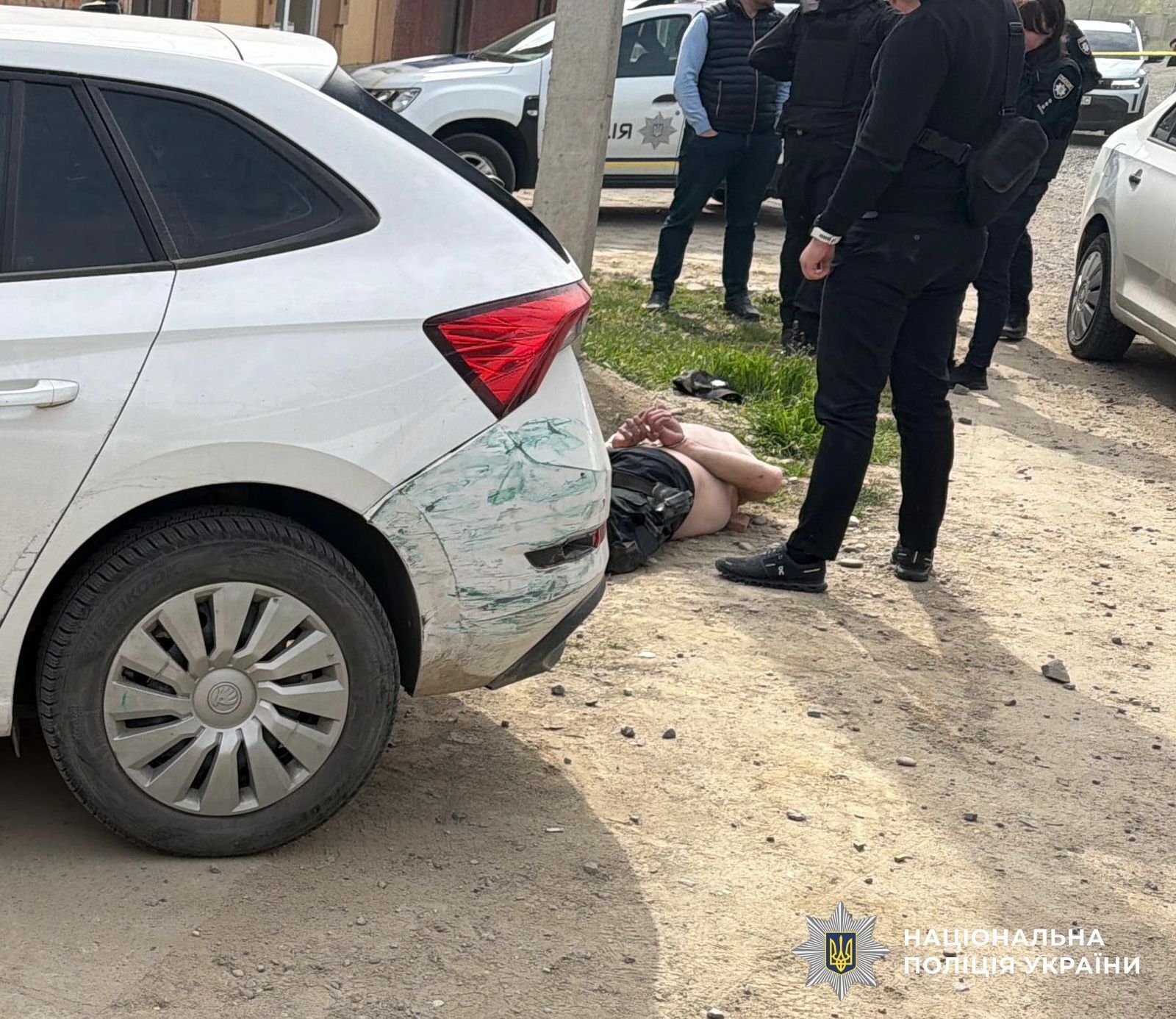 Відкрив вогонь по правоохоронцях: на Закарпатті поліція затримала озброєного викрадача жінки з 3-річною дитиною. Фото та відео