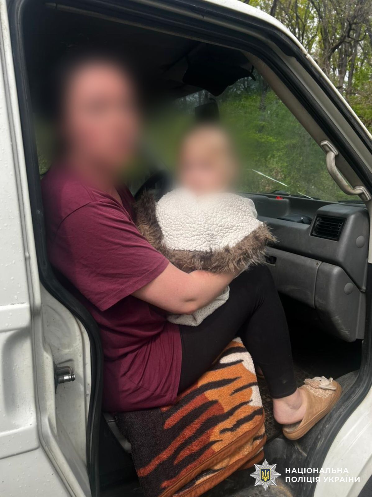 Відкрив вогонь по правоохоронцях: на Закарпатті поліція затримала озброєного викрадача жінки з 3-річною дитиною. Фото та відео